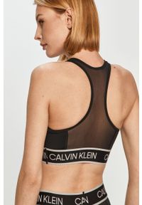 Calvin Klein Performance - Biustonosz sportowy. Kolor: czarny. Materiał: poliester, materiał, elastan. Rodzaj stanika: odpinane ramiączka. Wzór: nadruk #6