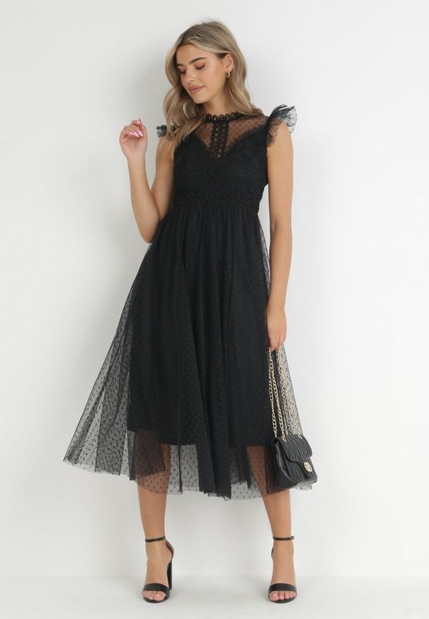 Born2be - Czarna Sukienka Clymotis. Typ kołnierza: kołnierz z falbankami, kołnierzyk stójkowy. Kolor: czarny. Materiał: koronka. Długość rękawa: bez rękawów. Długość: midi