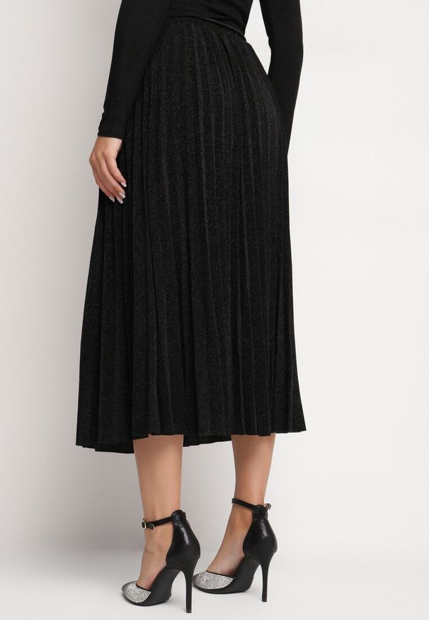 Born2be - Czarna Plisowana Spódnica z Gumką w Pasie z Połyskującego Materiału Edaniwen. Okazja: na co dzień, na imprezę. Kolor: czarny. Materiał: materiał. Styl: klasyczny, elegancki, casual