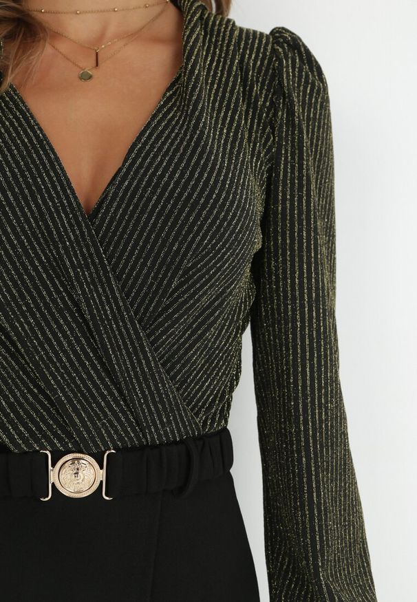 Born2be - Czarno-Złota Sukienka Flutterfruit. Kolor: czarny. Długość rękawa: długi rękaw. Wzór: prążki, aplikacja. Typ sukienki: dopasowane, kopertowe. Styl: klasyczny. Długość: mini