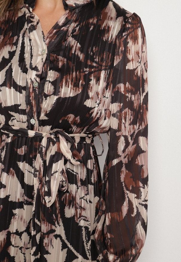 Born2be - Czarna Rozkloszowana Sukienka z Wiązanym Paskiem i Metaliczną Nicią Nalirina. Okazja: na co dzień. Typ kołnierza: dekolt w kształcie V. Kolor: czarny. Materiał: elastan, wiskoza. Wzór: aplikacja. Typ sukienki: proste, rozkloszowane. Styl: elegancki, klasyczny, casual