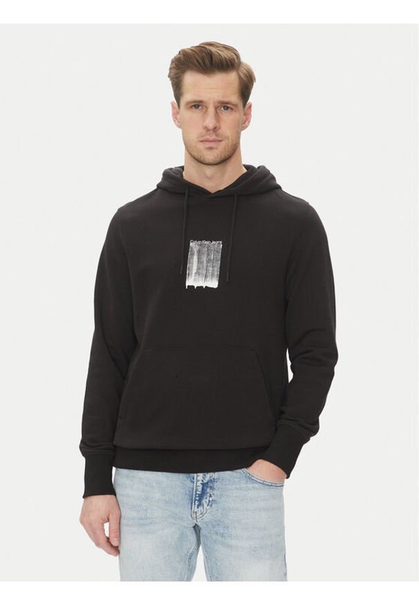 Calvin Klein Jeans Bluza Brush Stroke J30J327525 Czarny Regular Fit. Kolor: czarny. Materiał: bawełna