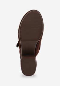 Renee - Ciemnobrązowe Klapki Chodaki na Słupku z Cholewką z Nitami i Paskiem z Klamerką Jinnor. Kolor: brązowy. Materiał: zamsz. Wzór: ażurowy, haft. Sezon: lato. Obcas: na słupku. Styl: boho, rockowy. Wysokość obcasa: średni #2