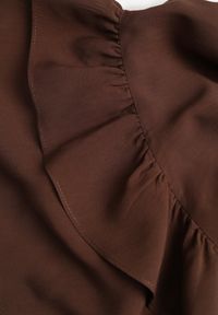 Renee - Brązowa Koszulowa Sukienka z Wiskozy Ozdobiona Paskiem i Falbanami Tinethra. Okazja: na co dzień. Kolor: brązowy. Materiał: wiskoza. Wzór: aplikacja. Typ sukienki: koszulowe. Styl: casual, elegancki, wizytowy #3