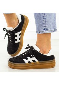 Czarne sneakersy damskie Jezzi News 9089. Okazja: na co dzień, na spacer. Zapięcie: sznurówki. Kolor: czarny. Materiał: skóra. Szerokość cholewki: normalna. Sezon: wiosna, jesień, lato. Obcas: na platformie. Sport: turystyka piesza