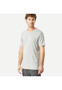FORCLAZ - Koszulka trekkingowa z krótkim rękawem męska Forclaz Travel 500 Merino. Kolor: szary. Materiał: akryl, materiał, wełna. Długość rękawa: krótki rękaw. Długość: krótkie. Sezon: lato, zima. Sport: turystyka piesza