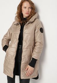 Born2be - Beżowa Pikowana Kurtka o Asymetrycznym Kroju z Kapturem Dezilia. Okazja: na co dzień, na spacer. Typ kołnierza: kaptur. Kolor: beżowy. Materiał: jeans. Styl: casual