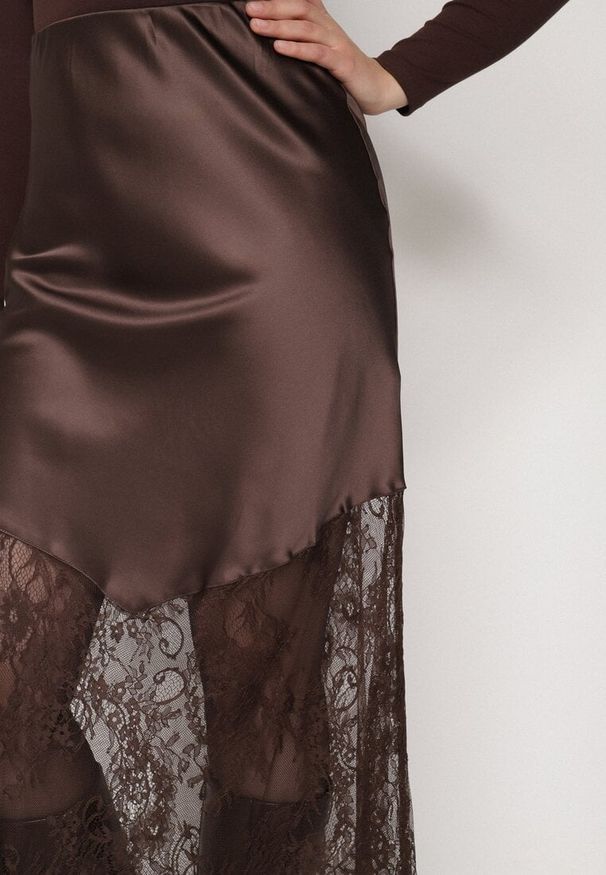 Born2be - Brązowa Satynowa Spódnica Ozdobiona Koronką Milori. Okazja: na spotkanie biznesowe. Kolor: brązowy. Materiał: satyna, koronka. Wzór: aplikacja, koronka. Sezon: wiosna, lato. Styl: klasyczny, biznesowy