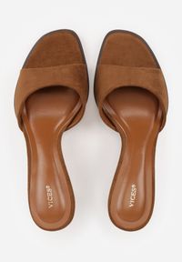 Renee - Jasnobrązowe Eleganckie Klapki VICES na Niskiej Szpilce z Imitacji Zamszu Hartar. Kolor: brązowy. Materiał: zamsz. Obcas: na obcasie. Styl: elegancki. Wysokość obcasa: średni #2