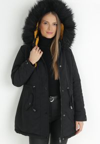 Born2be - Czarno-Żółta Kurtka Dwustronna Pikowana z Kapturem z Futerkiem Amerina. Okazja: na co dzień, na spacer. Typ kołnierza: kaptur. Kolor: czarny. Materiał: futro. Długość rękawa: długi rękaw. Długość: długie. Styl: klasyczny, casual #1