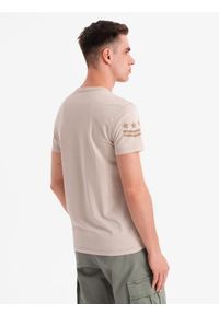Ombre Clothing - Męska bawełniana koszulka z nadrukiem w militarnym stylu – beżowa V1 - Rozmiar: L. Okazja: na co dzień. Kolor: beżowy. Materiał: bawełna. Wzór: moro, nadruk. Styl: militarny #6
