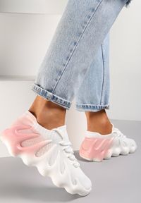 Renee - Biało-Różowe Sneakersy Phelladina. Nosek buta: okrągły. Zapięcie: sznurówki. Kolor: biały. Materiał: jeans. Szerokość cholewki: normalna. Wzór: aplikacja