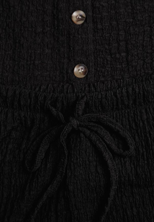 Born2be - Czarny Letni Komplet Top Typu Kamizelka i Spodnie z Teksturowanej Tkaniny Echoviane. Kolor: czarny. Materiał: tkanina