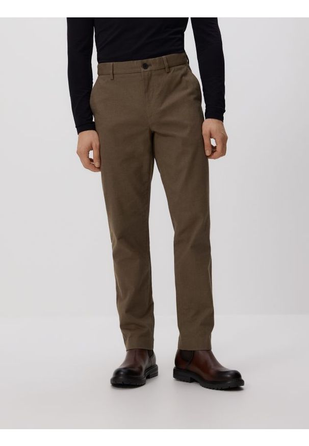 Reserved - Spodnie chino slim - ciemnozielony. Kolor: zielony. Materiał: tkanina, bawełna