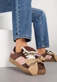 Renee - Brązowe Sneakersy Ozdobione Geometrycznym Wzorem i Kokardą Cedionna. Okazja: na co dzień. Kolor: brązowy. Materiał: jeans. Wzór: aplikacja, geometria