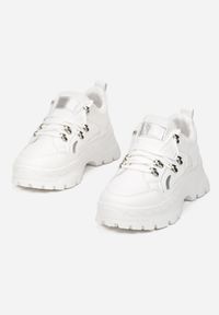Renee - Białe Sneakersy Olitheme. Okazja: na co dzień. Kolor: biały. Materiał: materiał. Szerokość cholewki: normalna