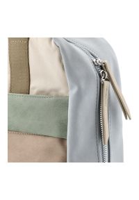 Plecak damski Rieker, z materiału syntetycznego z gładkimi i fakturowanymi panelami funkcjonalna konstrukcja zewnętrzne kieszeń na laptopa wygodne sz. Kolor: beżowy. Materiał: syntetyk, materiał. Wzór: gładki. Styl: casual #4