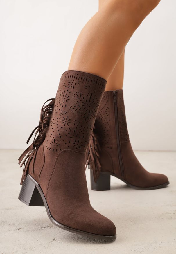 Born2be - Ciemnobrązowe Ażurowe Botki Typu Kowbojki ze Skórzaną Wkładką Ozdobione Frędzlami Ceziva. Okazja: na co dzień. Kolor: brązowy. Materiał: skóra. Wzór: ażurowy, aplikacja. Styl: casual, elegancki, klasyczny