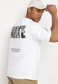 Born2be - Biała Bawełniana Koszulka T-shirt z Ozdobnym Nadrukiem Sanestia. Okazja: na co dzień. Kolor: biały. Materiał: bawełna. Wzór: nadruk. Styl: klasyczny, casual, elegancki #4