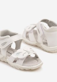 Born2be - Białe Sandały ze Skórzaną Wkładką i Aplikacją z Motylem Nelriva. Okazja: na co dzień. Nosek buta: otwarty. Zapięcie: rzepy. Kolor: biały. Materiał: skóra. Wzór: aplikacja. Sezon: lato. Styl: młodzieżowy, casual, elegancki #3