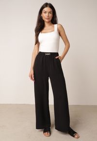 Born2be - Czarne Spodnie Casual o Szerokim Kroju z Wysokim Stanem i Aplikacją Hystoinne. Okazja: na co dzień. Stan: podwyższony. Kolekcja: plus size. Kolor: czarny. Długość: długie. Wzór: aplikacja. Styl: casual #1