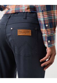 Wrangler - WRANGLER LARSTON MĘSKIE SPODNIE JEANSOWE JEANSY DŻINSY DARK NAVY W18S018200 112350798