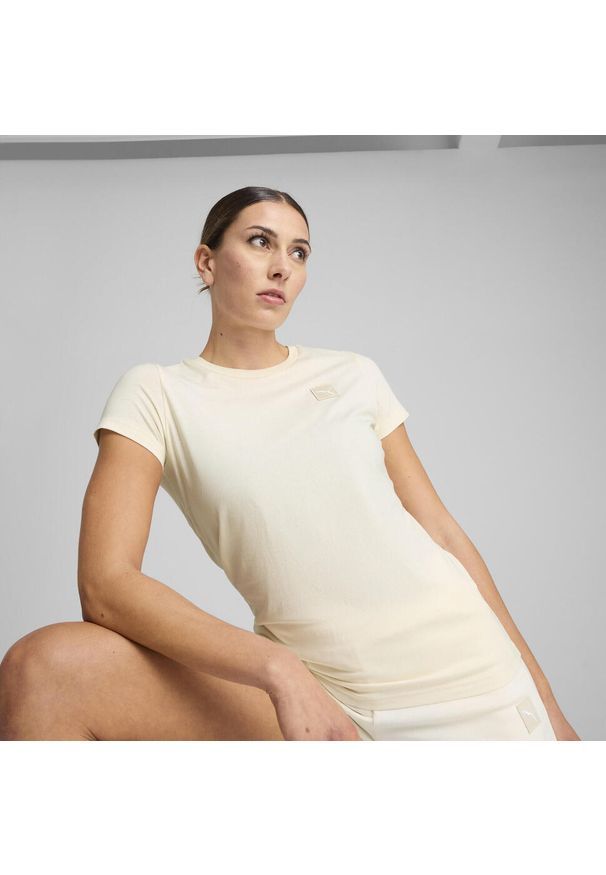 Puma - Damska koszulka ESS ELEVATED PUMA No Dye Color Mix. Kolor: beżowy, wielokolorowy, biały. Wzór: aplikacja, haft. Sport: fitness