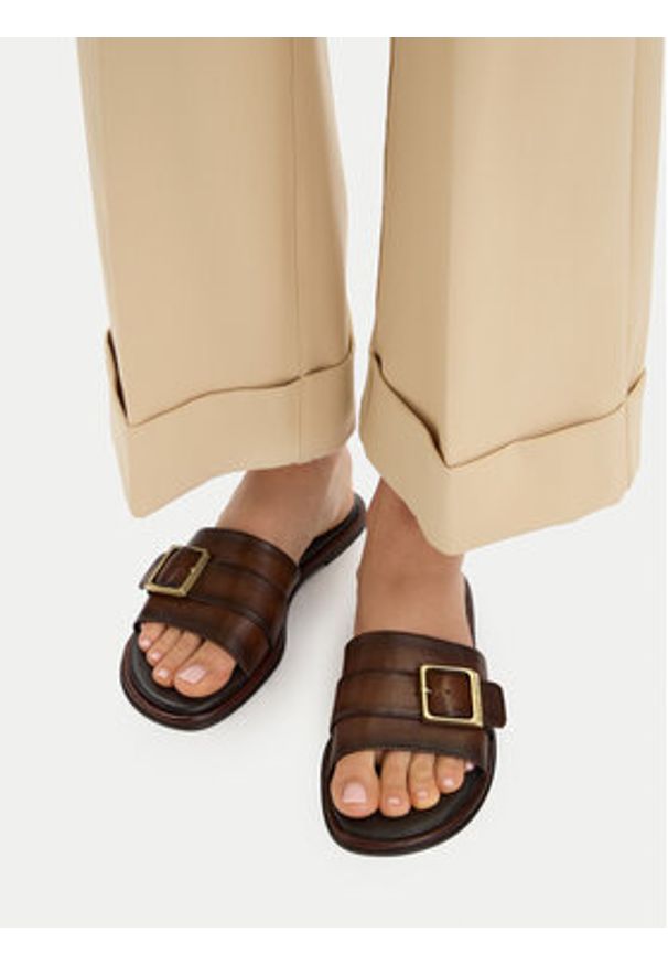 U.S. Polo Assn. Klapki EO-TEMPE001W/6L1 Brązowy ciemny. Kolor: brązowy. Materiał: skóra