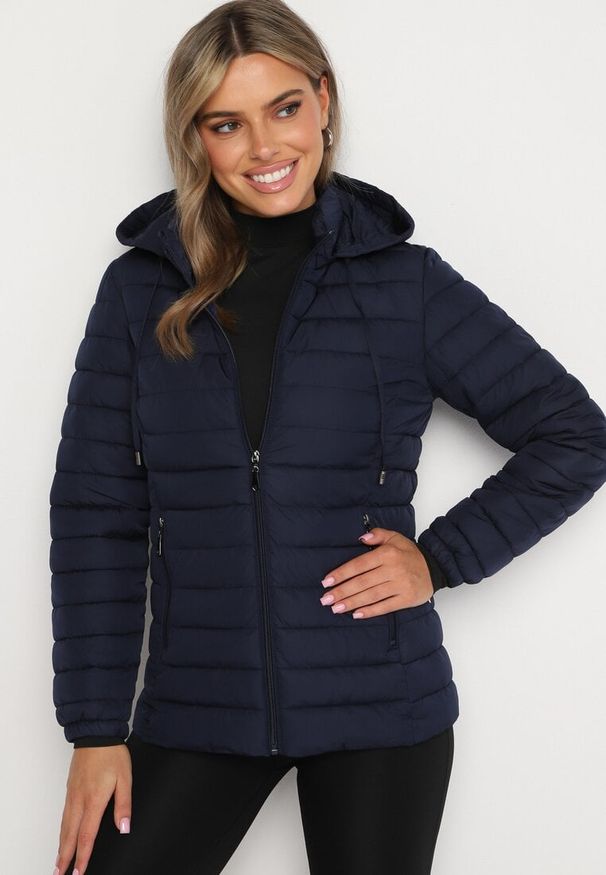 Born2be - Granatowa Pikowana Kurtka z Kapturem i Sznurkami Miviana. Okazja: na spacer. Typ kołnierza: kaptur. Kolor: niebieski. Materiał: jeans. Długość rękawa: długi rękaw. Długość: długie