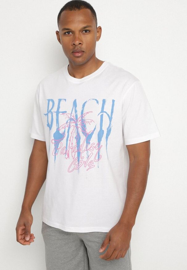 Born2be - Biała Koszulka z Bawełny Ozdobiona Nadrukiem Savirene. Okazja: na co dzień. Kolor: biały. Materiał: bawełna. Wzór: nadruk, aplikacja. Styl: casual, klasyczny