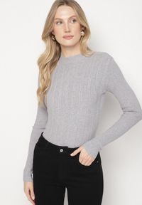 Born2be - Szary Golf Ozdobiony Tłoczeniem Amilta. Okazja: na co dzień. Typ kołnierza: golf. Kolor: szary. Materiał: jeans. Wzór: aplikacja. Styl: elegancki, casual
