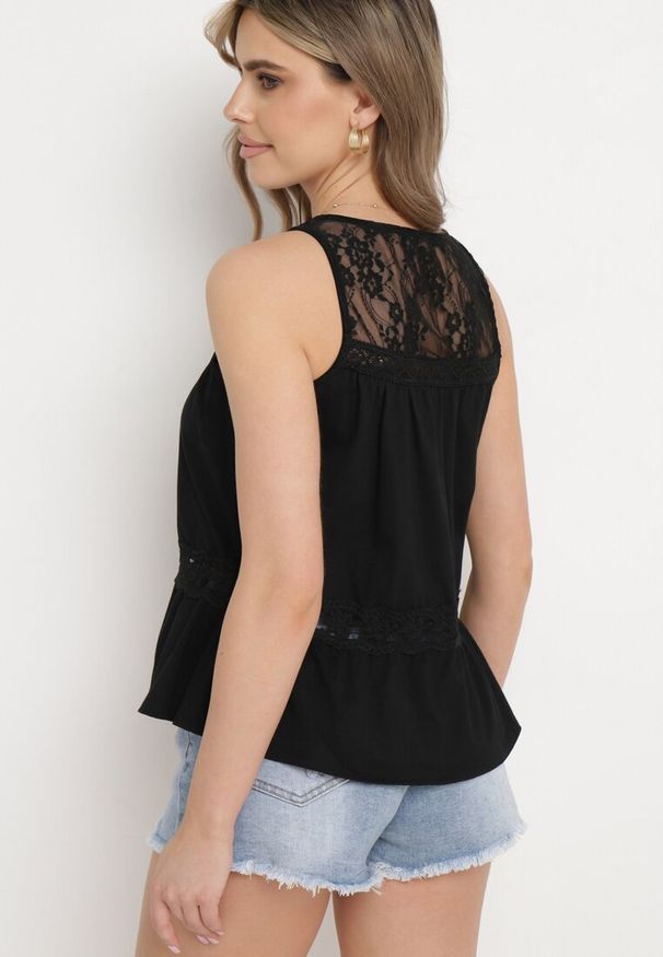 Born2be - Czarny Bawełniany Top z Koronkowymi Wstawkami i Falbanką Obiana. Okazja: na spotkanie biznesowe, na randkę. Kolor: czarny. Materiał: koronka, bawełna. Styl: elegancki, biznesowy, wizytowy