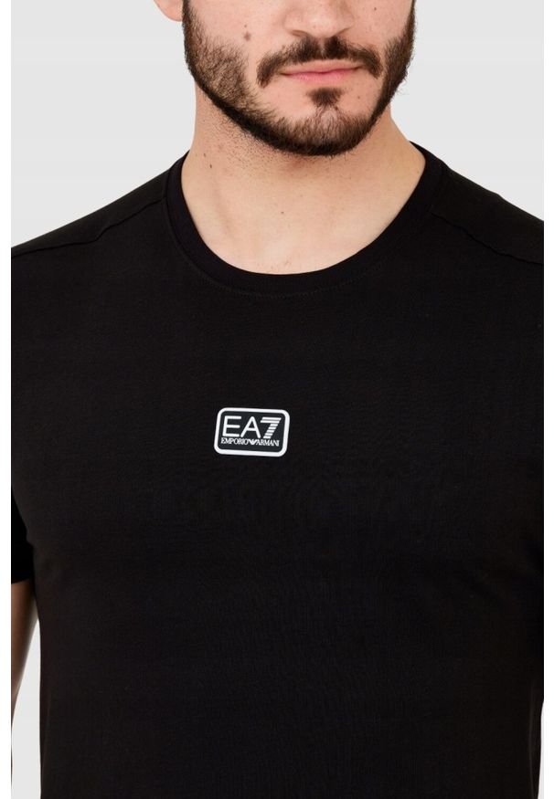 EA7 Emporio Armani - EA7 Czarny t-shirt męski z naszywką z logo. Kolor: czarny. Wzór: aplikacja