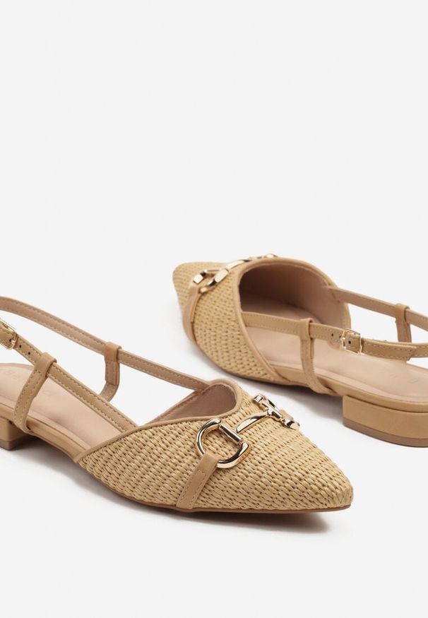 Renee - Ciemnobeżowe Sandały Slingback z Tweedowymi Zdobieniami i Metaliczną Aplikacją Annilena. Okazja: na co dzień. Kolor: beżowy. Materiał: jeans. Wzór: aplikacja. Styl: casual, elegancki