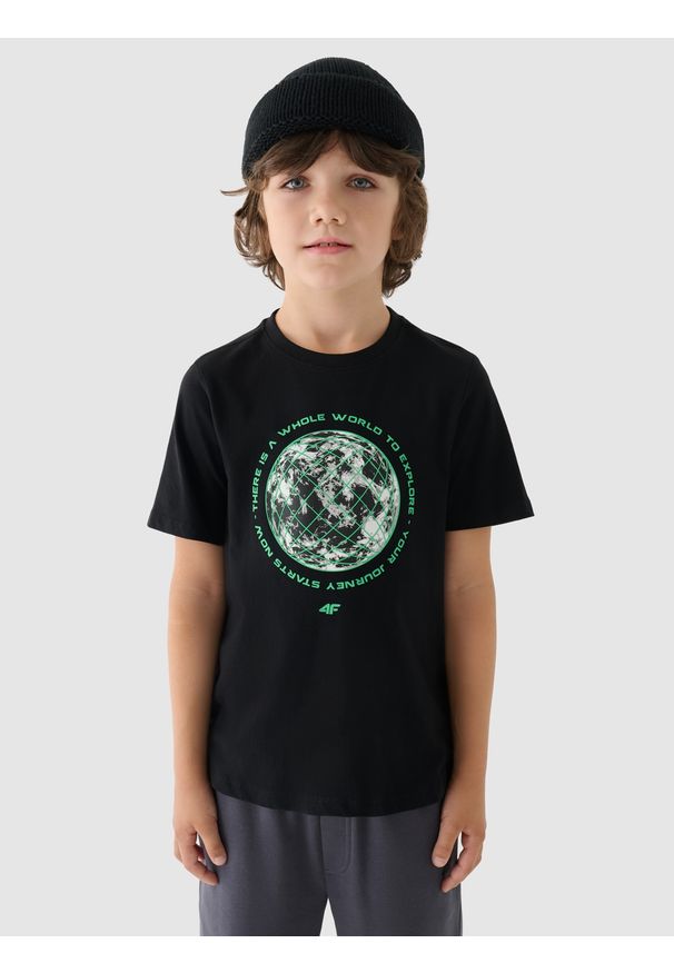 4f - 4F T-shirt z nadrukiem chłopięcy - czarny 152 (11-12 lat). Okazja: na co dzień. Kolor: czarny. Materiał: bawełna, jersey, dzianina. Długość rękawa: krótki rękaw. Długość: krótkie. Wzór: nadruk. Sezon: lato. Styl: sportowy, klasyczny, casual