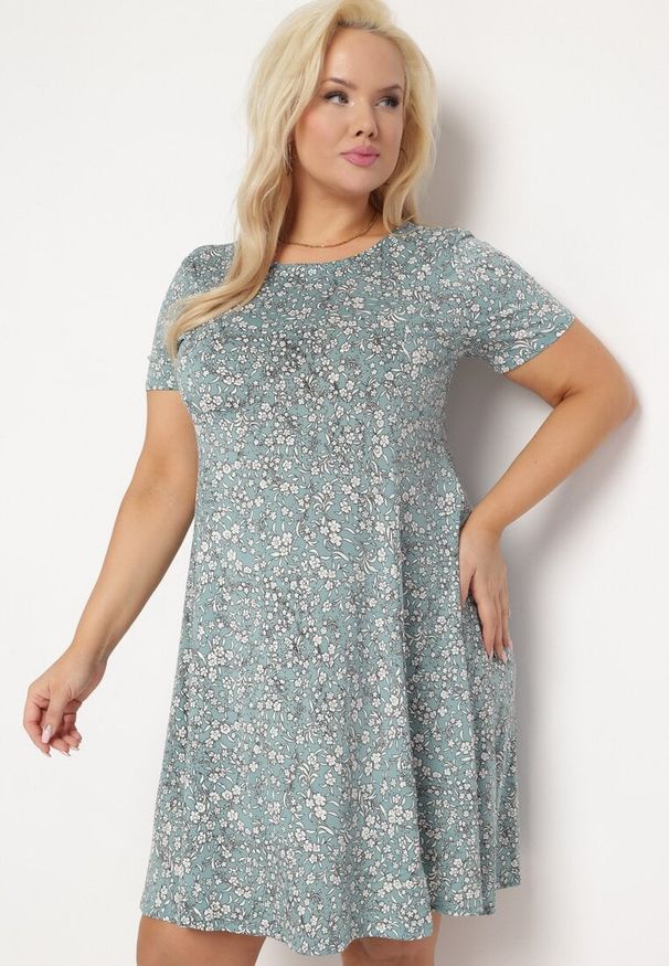 Born2be - Zielona Sukienka Mini w Drobne Kwiatki z Elastycznej Wiskozy Megarra. Kolor: zielony. Materiał: wiskoza. Wzór: kwiaty. Długość: mini