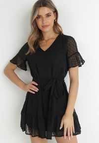 Born2be - Czarna Sukienka Acalopei. Okazja: na imprezę. Typ kołnierza: dekolt w serek. Kolor: czarny. Materiał: tkanina, materiał. Typ sukienki: trapezowe. Styl: wizytowy. Długość: mini #3