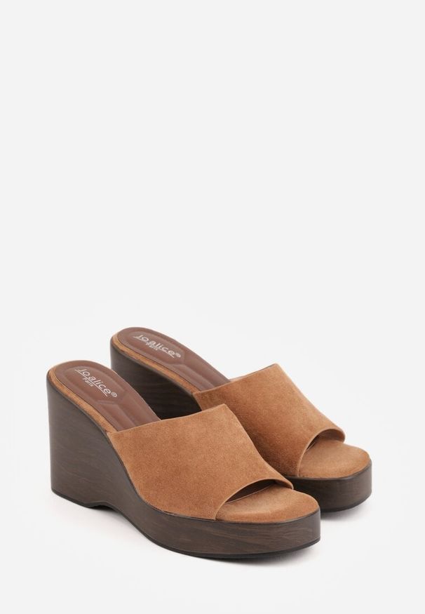 Renee - Jasnobrązowe Klapki Typu Drewniaki z Imitacji Zamszu na Koturnie Abilisa. Okazja: na co dzień. Kolor: brązowy. Materiał: zamsz. Obcas: na koturnie. Styl: casual, elegancki