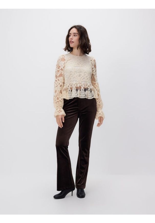 Reserved - Bluzka z haftem - złamana biel. Materiał: tkanina. Wzór: haft