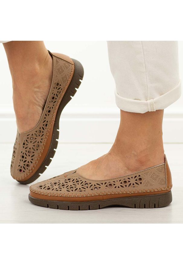Brązowe skórzane półbuty damskie Sergio Leone Sp006. Nosek buta: okrągły. Kolor: brązowy. Materiał: skóra. Szerokość cholewki: normalna. Wzór: aplikacja. Sezon: wiosna, lato. Styl: klasyczny