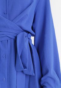 Born2be - Niebieska Koszulowa Sukienka Midi z Guzikami i Materiałowym Paskiem Tetenai. Okazja: na co dzień. Kolor: niebieski. Materiał: materiał. Typ sukienki: koszulowe. Styl: casual. Długość: midi #4