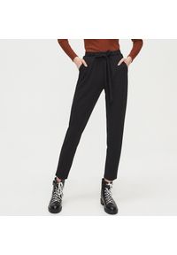 Cropp - Spodnie high waist - Czarny. Stan: podwyższony. Kolor: czarny #1