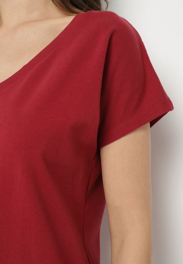 Born2be - Bordowy Bawełniany T-shirt z Trójkątnym Dekoltem Linarosea. Okazja: na co dzień. Kolor: czerwony. Materiał: bawełna. Styl: casual