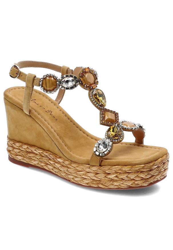 Brązowe Sandały Alma En Pena Eleganckie Espadryle Na Koturnie. Okazja: na spacer, na plażę. Zapięcie: sprzączka. Kolor: brązowy. Materiał: skóra, zamsz, materiał. Szerokość cholewki: normalna. Wzór: aplikacja. Sezon: lato. Obcas: na koturnie. Styl: elegancki