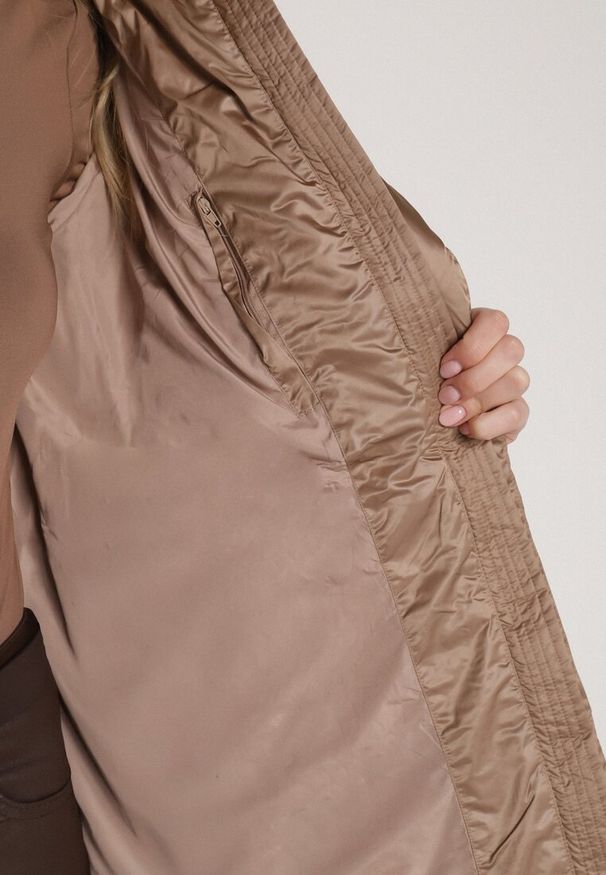 Born2be - Ciemnobeżowa Kurtka z Pikowanymi Przeszyciami Paskiem i Kapturem z Futrem Lidanessa. Okazja: na co dzień. Kolor: beżowy. Materiał: futro. Styl: casual