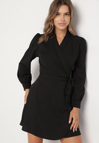 Born2be - Czarna Kopertowa Sukienka Ozdobiona Paskiem Nalimera. Kolor: czarny. Wzór: aplikacja. Typ sukienki: kopertowe. Styl: klasyczny, elegancki