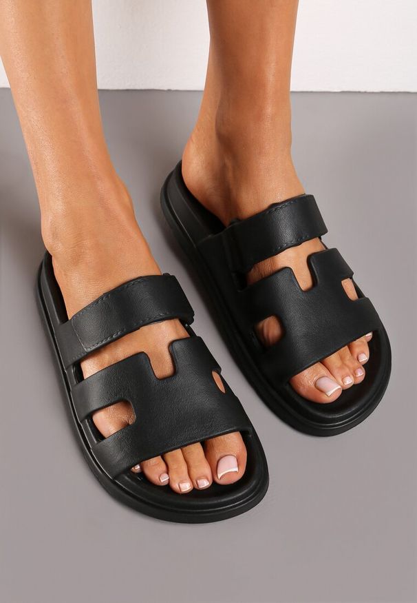 Renee - Czarne Basenowe Klapki Piankowe z Wycięciami na Pasku Wrenlita. Kolor: czarny