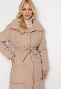 Born2be - Beżowa Pikowana Kurtka Płaszcz za Kolano z Wiązanym Paskiem Opiedsse. Kolor: beżowy #4