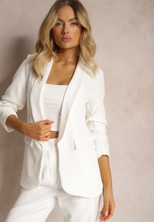 Renee - Biała Gładka Marynarka z Rękawami 7/8 i Klapami Adylia. Okazja: na co dzień, na spotkanie biznesowe, do pracy. Kolor: biały. Materiał: jeans, poliester. Wzór: gładki. Styl: biznesowy, elegancki, casual