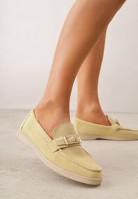 Born2be - Żółte Mokasyny z Prostokątną Metaliczną Ozdobą Aeleorane. Nosek buta: okrągły. Zapięcie: klamry. Kolor: żółty. Materiał: skóra, zamsz. Wzór: aplikacja. Obcas: na obcasie. Styl: klasyczny. Wysokość obcasa: niski #1